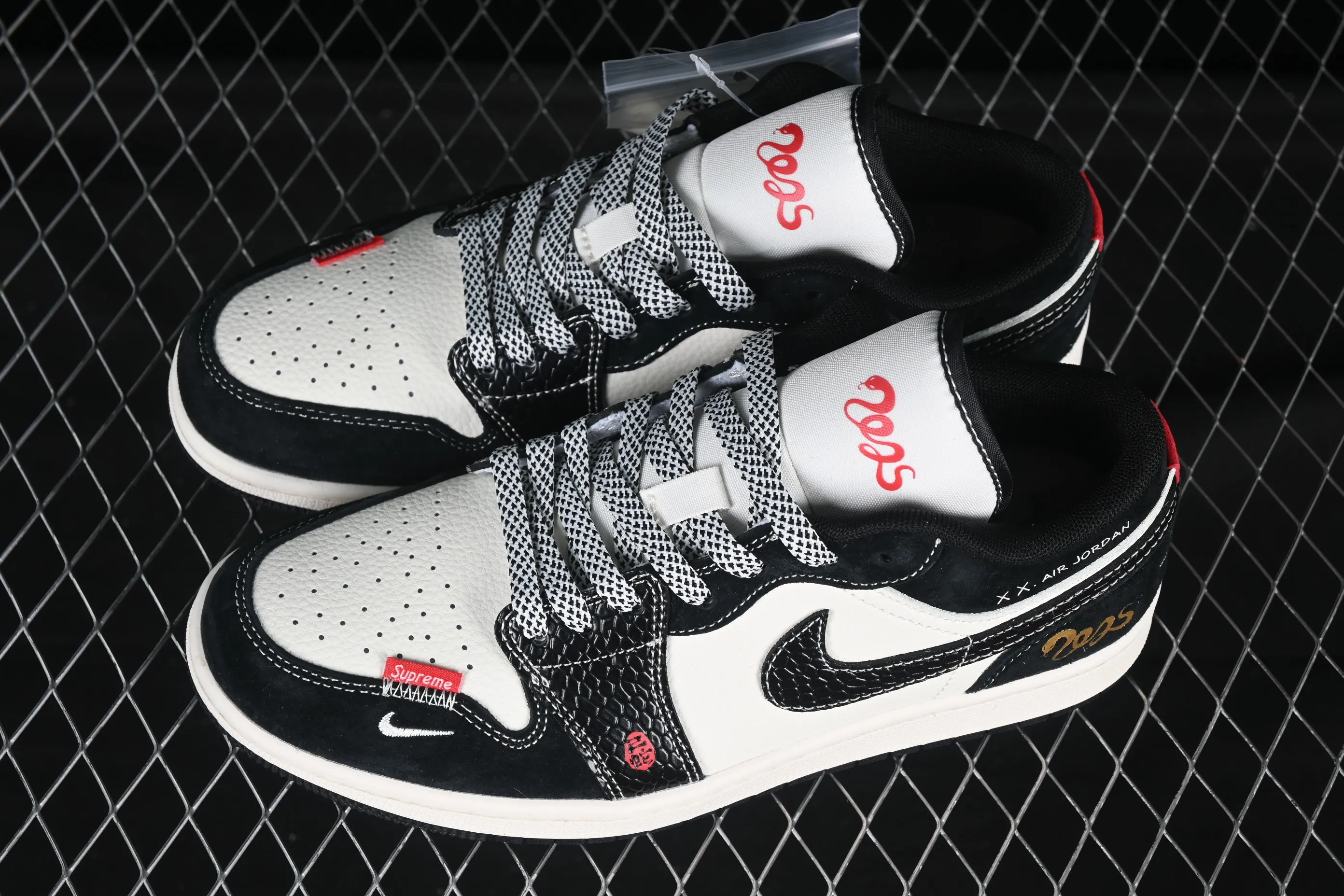 All categories Air Jordan Jordan series basketball shoes Air Jordan 1 Low High-end customized low-top sneakers Air Jordan 1 Low AJ1 Joe 1 Year of the Snake limited white and black snake pattern low-top cultural casual sneakers SJ9950-056